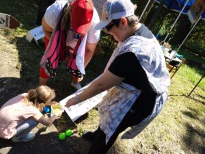 Podrečany - Prechádzka rozprávkovým parkom - chytanie loptičky do vedierka
