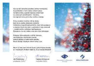 Na obrázku je vianočný stromček s červenými ozdobami a rozmazaným bledomodrým pozadím. Vianočné prianie s podpismi predstaviteľov organizácie. 