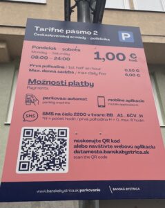 Tabuľa MÚ BB s pokynmi k úhrade parkovania